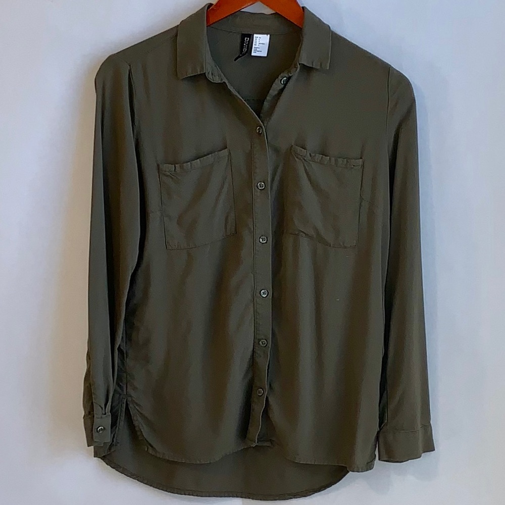 ✨H&M button down shirt✨
